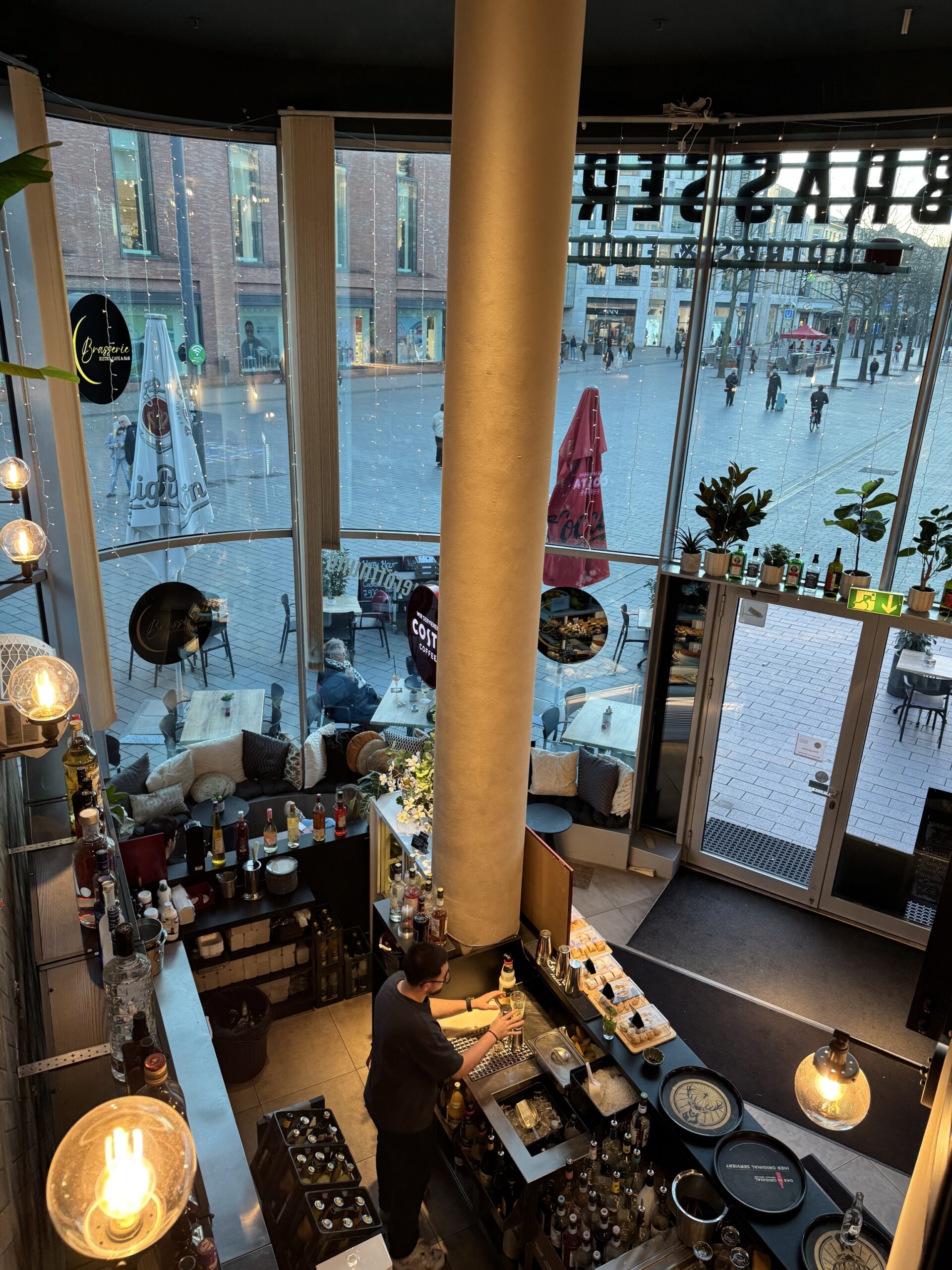 Blick auf Theke und Fenster